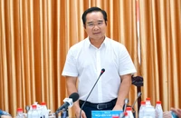 Chủ tịch TP.HCM đề nghị tìm nhà đầu tư xây lại toàn bộ chung cư cũ ở quận 5