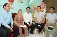 Chủ tịch HĐND TP.HCM Võ Văn Minh thăm gia đình liệt sĩ tại xã Nhà Bè