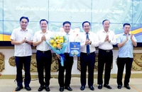 Trao quyết định phê chuẩn Phó Chủ tịch UBND TP.HCM cho ông Nguyễn Mạnh Cường