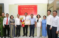 Chủ tịch Nguyễn Văn Được trao Huy hiệu 45 năm tuổi Đảng cho ông Châu Hoàng Nhơn