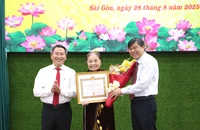 Ông Tăng Hữu Phong trao Huy hiệu Đảng tại phường Sài Gòn, TP.HCM