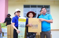 Báo Pháp Luật TP.HCM mang máy lọc nước về với bà con vùng lũ Phú Yên cũ