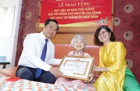 Chủ tịch Nguyễn Văn Được trao Huy hiệu 80 năm tuổi Đảng cho đảng viên lão thành