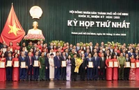 Trao giấy chứng nhận đại biểu HĐND TP.HCM khóa XI cho 125 đại biểu