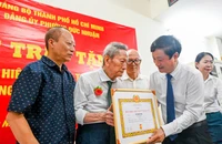 Nhà báo lão thành nhận Huy hiệu 80 năm tuổi Đảng tại TP.HCM