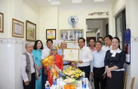 Chủ tịch TP.HCM Nguyễn Văn Được thăm, mừng thọ người cao tuổi tiêu biểu tròn 90 tuổi