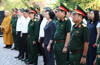 Phó Thủ tướng Phạm Thị Thanh Trà dâng hương tưởng niệm liệt sĩ tại công viên Lê Thị Riêng