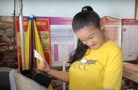 Quầy vé số hạnh phúc của cô gái khuyết tật: Kiếm tiền nuôi mẹ già, giúp đỡ chị gái học đại học