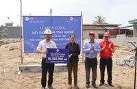 Điện lực Quảng Bình hỗ trợ 300 triệu đồng xây dựng nhà tình nghĩa