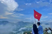 Độc đáo điểm ‘săn mây’ ở độ cao 800m tại Cổng Trời Đông Giang