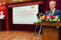 Phim tài liệu Thụy Điển 'Chiến thắng của Việt Nam' về ngày 30-4-1975 được trao tặng cho Viện Phim Việt Nam.