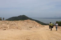 Kiểm tra trực tiếp việc san gạt núi Lớn tại KDL Hồ Mây