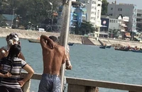 Vì sao Vũng Tàu cấm dùng xà bông, dầu gội tắm ở trụ tắm nước ngọt xả thải ra biển?