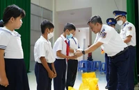 Cảnh sát biển đồng hành với ngư dân Côn Đảo