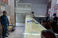 Bị phát hiện bán vàng giả, kẻ lừa đảo đâm 3 người dân để thoát thân