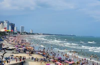 Vũng Tàu khẩn trương dọn rác biển để du khách yên tâm vui chơi