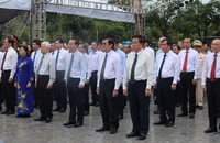 Chùm ảnh: Chủ tịch nước Võ Văn Thưởng viếng, dâng hương tại Nghĩa trang Hàng Dương, Côn Đảo