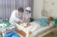 Nối bàn chân gần đứt lìa cho bệnh nhân bị tai nạn giao thông