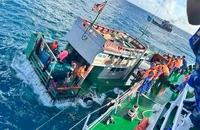 Cảnh sát Biển cứu cháu bé 3 tuổi cùng 5 thuyền viên gặp nạn ở vùng biển Côn Đảo
