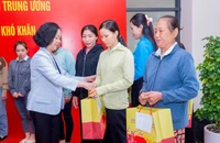 Thường trực Ban Bí thư tặng quà, chúc Tết hộ nghèo, công nhân tại Bà Rịa- Vũng Tàu