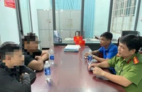 Thiếu tá Phạm Thanh Hữu cùng đoàn thanh niên trò chuyện, động viên các thanh niên trong xã từng sử dụng ma túy nay đã cai nghiện và có việc làm ổn định. 