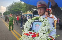 Đồng đội thương tiếc tiễn đưa Thượng sĩ Cảnh sát Cơ động Nguyễn Ngọc Minh Nhật