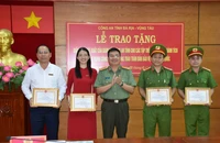 Khen thưởng các lực lượng bắt giữ kẻ cướp ngân hàng và ngăn chuyển gần 6,7 tỉ đồng