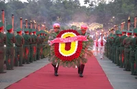 Lãnh đạo TP.HCM dâng hương, thắp nến tri ân tại nghĩa trang Hàng Dương, Hàng Keo Côn Đảo