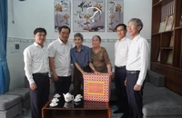 Chủ tịch UBND TP.HCM Nguyễn Văn Được thăm cựu tù chính trị Côn Đảo