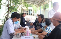 Khám sức khỏe, cấp phát thuốc cho hơn 500 người dân xã Long Sơn