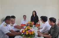 Bộ trưởng Bộ Y tế và lãnh đạo TP.HCM thăm hỏi, động viên lực lượng vũ trang Côn Đảo
