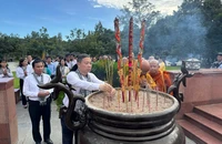 Đoàn lãnh đạo TP.HCM dâng hương tưởng nhớ anh hùng liệt sĩ tại Côn Đảo 