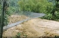 Clip lũ cuồn cuộn, nước dâng ngập nhà người dân miền núi Đà Nẵng