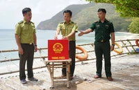 Vượt sóng đưa thùng phiếu đến với cử tri ở Côn Đảo