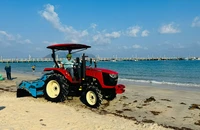 Côn Đảo lần đầu đưa máy sàng cát chuyên dụng vào vệ sinh bãi biển