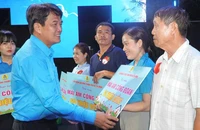 Khai mạc Tháng Công nhân: Tặng 12 'mái ấm công đoàn' cho người lao động