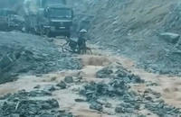 Mưa lớn gây sạt lở nghiêm trọng trên tuyến đường nối hai xã của tỉnh Đắk Lắk