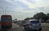 Mùng 2 Tết: Ô tô nườm nượp trên cao tốc TP.HCM - Long Thành - Dầu Giây 