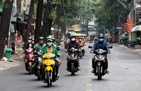 Đi xe máy không gương chiếu hậu có bị trừ điểm giấy phép lái xe?