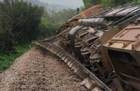 Xe tải cố băng qua đường sắt Bắc-Nam làm tàu hỏa trật bánh