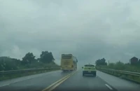 Video ghi cảnh tài xế chạy xe khách ngược chiều trên cao tốc Nội Bài – Lào Cai 