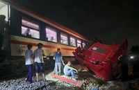 Tàu hỏa tông đứt đôi xe đầu kéo ở Quảng Ngãi