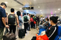 Lễ 30-4: Nhiều tuyến xe hết chỗ, vé máy bay cao hơn tết