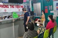 Người dân đến BV Phú Nhuận, TP.HCM khám chữa bệnh. Ảnh: NGUYỄN HIỀN