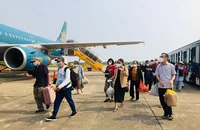 Hành khách vạ vật ở sân bay vì chậm, hủy chuyến