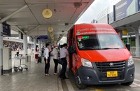 Chỉ dừng xe buýt 3 phút ở sân bay: Doanh nghiệp than khó