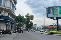 Phố ẩm thực Phan Xích Long: Độc đáo “trên bến, dưới thuyền”