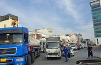 Lượng ô tô đăng kiểm tăng đột biến, các trung tâm quá tải