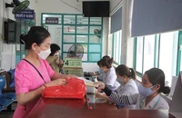 Người Đà Nẵng tới trung tâm y tế để đổi… giấy phép lái xe