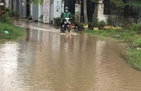 Dân khổ vì đường ngập, gây nguy hiểm